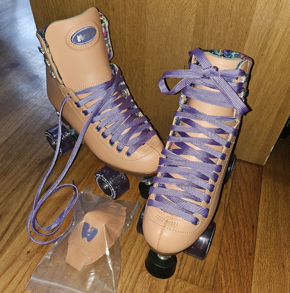 Moxi Skates Beach Bunny - Peach, Size 6 LIKE NEW